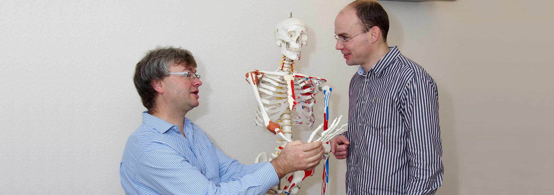 Foto: Dr. Kamp und Dr. Schmitz mit Skelettmodel