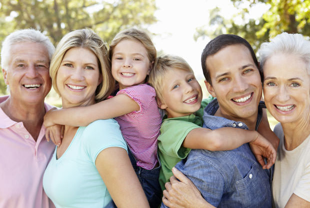 Foto einer gesunden, strahlenden Mehrgenerationenfamilie